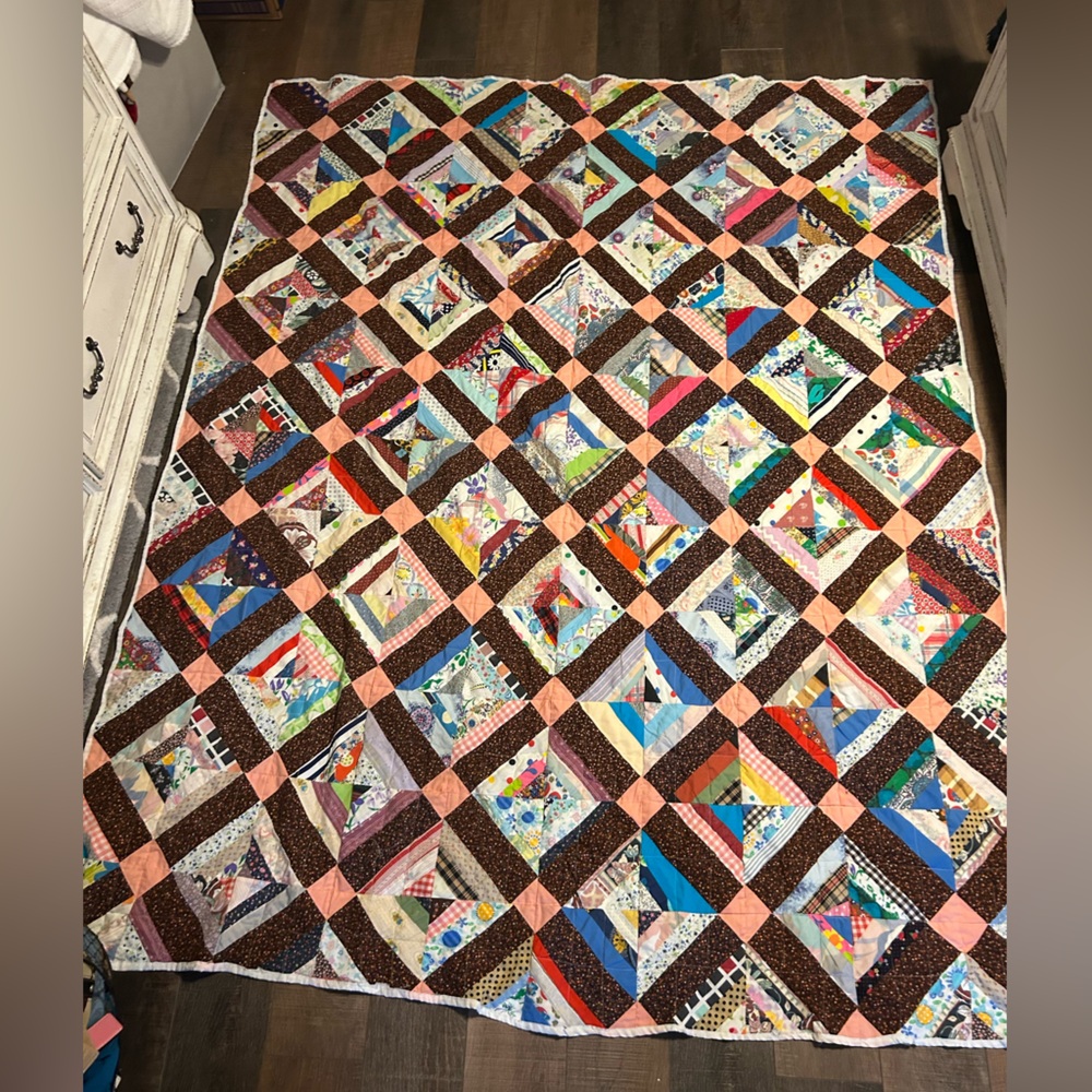 Gorgeous patterned quilt. - Picture 2 of 7